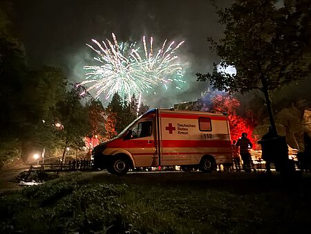 Burgenfest Manderscheid 2026 Rettungswagen auf dem Manderscheider Burgenfest während des Feuerwerks