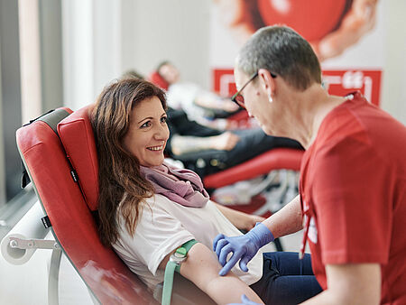 DRK Blutspende Blutspendetermin des DRK im Shoppingcenter Alexa am Alexanderplatz in Berlin: Blutspenderin
