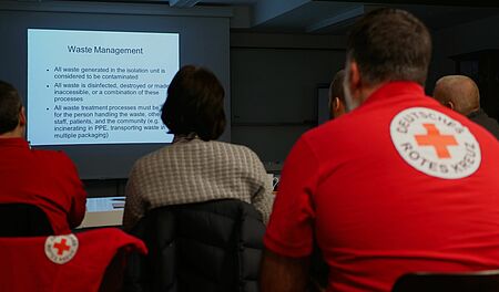 Schulung von freiwilligen Helfern freiwillige Helfer sitzen in einem Schulungsraum